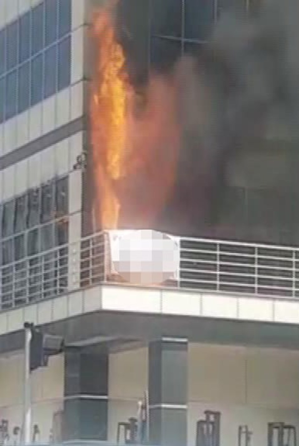 Başakşehir'de iş merkezinde yangın - 1
