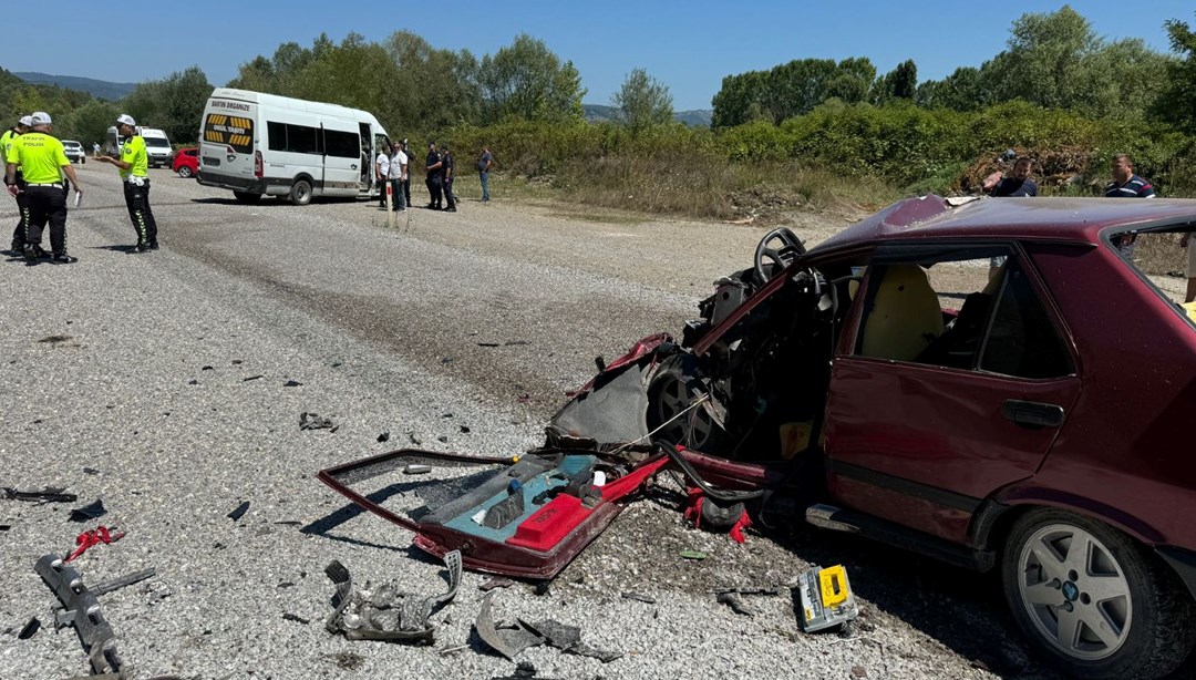 Mıcıra kapılan otomobil, karşı şeride geçti: 6 yaralı