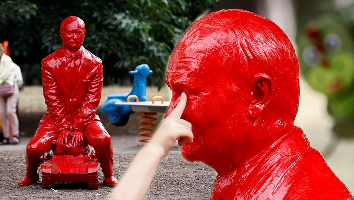 Putin'in heykeli Roma'da çocuk parkına konuldu Putin'in heykeli Roma'da çocuk parkına konuldu