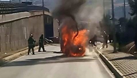 Sivas'ta seyir halindeki otomobil alev aldı