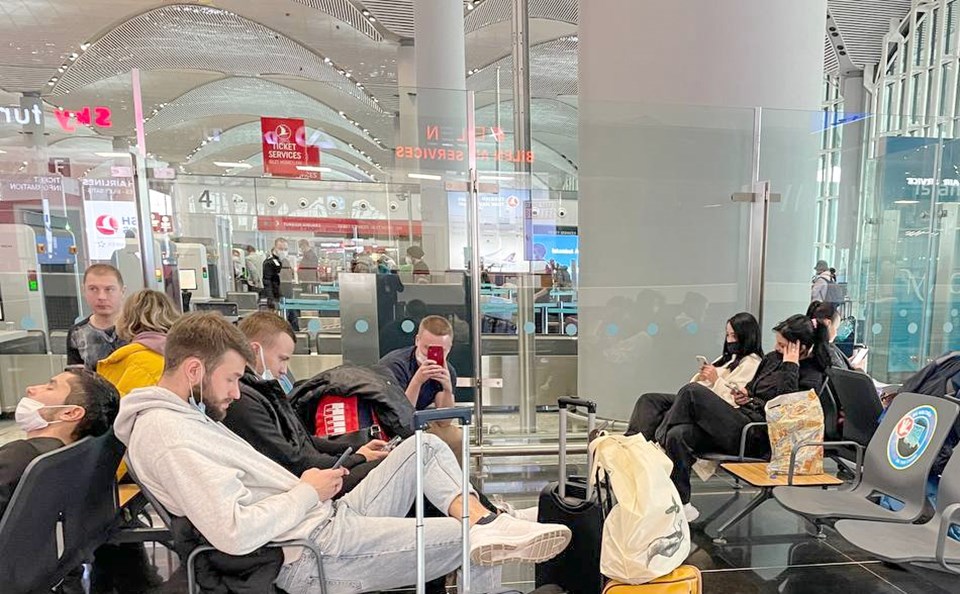 Ukraynalı ve Rus yolcuların İstanbul havalimanlarında bekleyişi sürüyor - 2