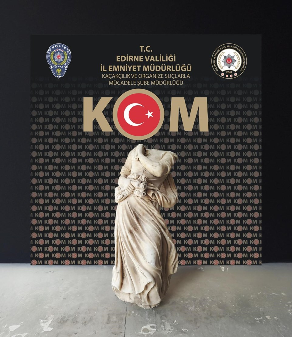 Dönemin en ikonik eserlerinden biri! Bagajdan heykel çıktı - 1