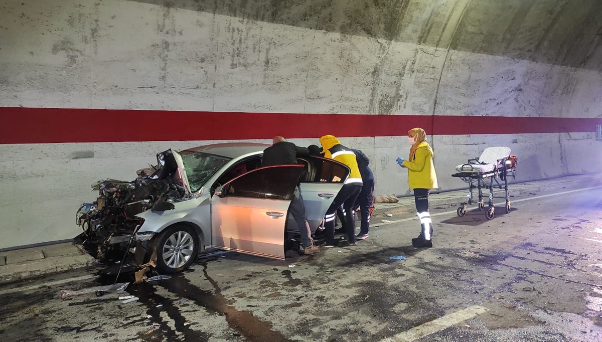 Rize'de Ovit Tüneli'ndeki trafik kazasında 3 kişi yaralandı Rize'de Ovit Tüneli'ndeki trafik kazasında 3 kişi yaralandı