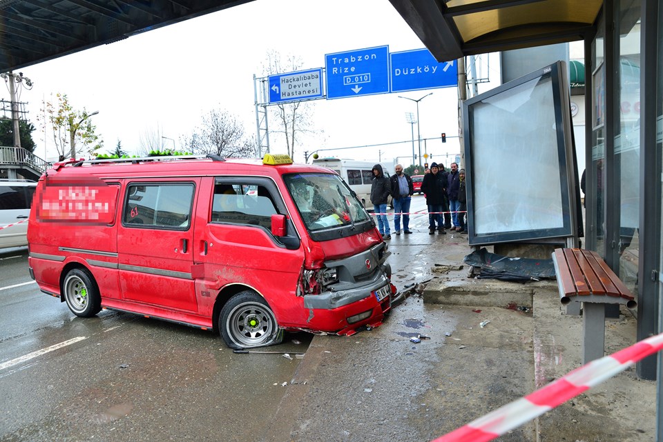 Trabzon'da midibüs durakta bekleyenlere çarptı: 5 yaralı - 1