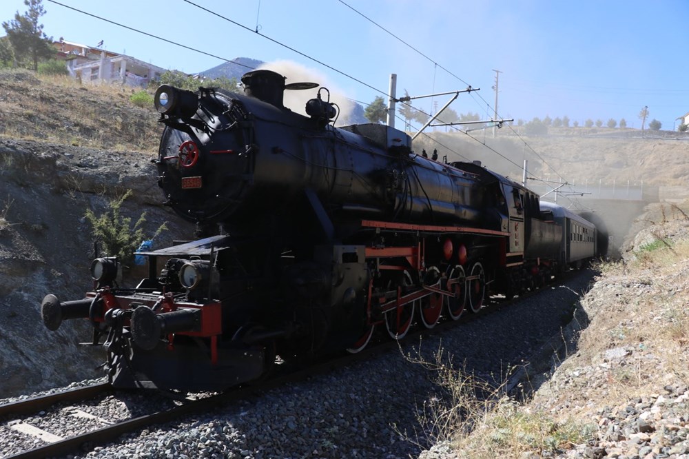 Atatürk'ü 100 yıl önce Pozantı'ya getiren buharlı kara tren yeniden Pozantı'da - 3