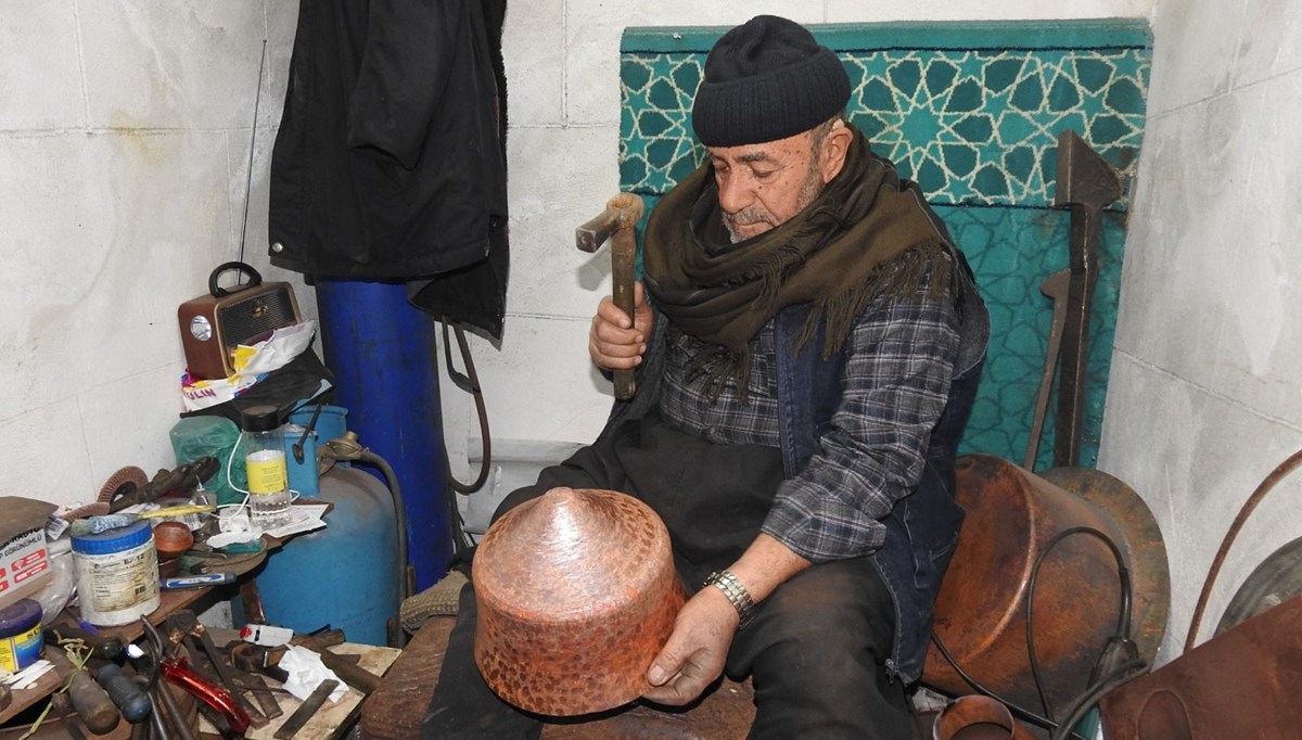 Gaziantep'in en yaşlı ustası: Bir metrekarelik dükkanda 71 yıldır aynı işi yapıyor