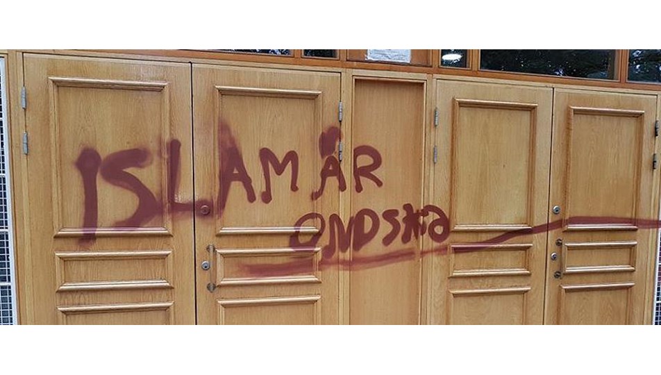 İsveç'te cami kapısına "İslam kötülük dinidir" yazıldı