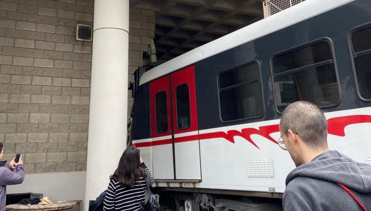 İzmir’de metro raydan çıktı