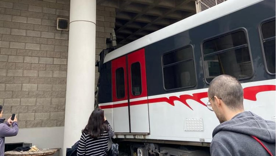 İzmir’de metro raydan çıktı (Bölgeye ekipler sevk edildi)