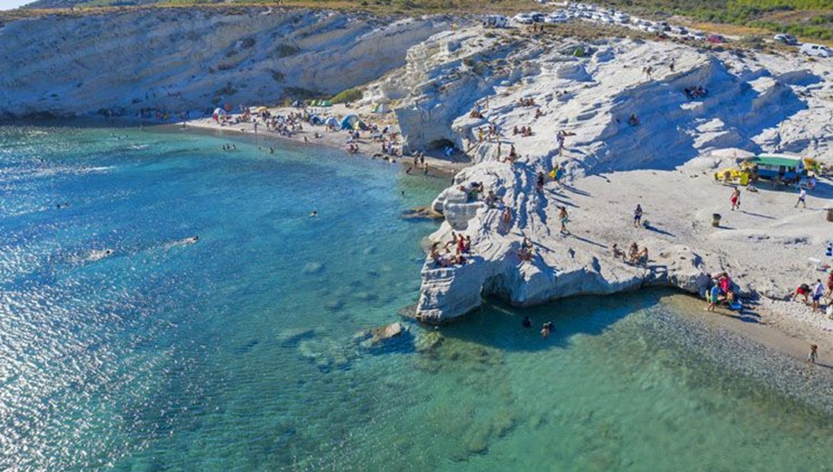 Alaçatı'da rüzgar ve dalgaların oluşturduğu güzellik: Delikli Koy