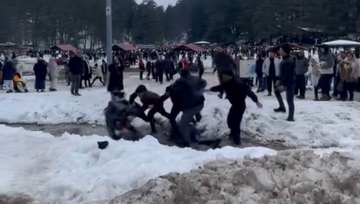 Hamsi festivalinde yumruklar havada uçuştu