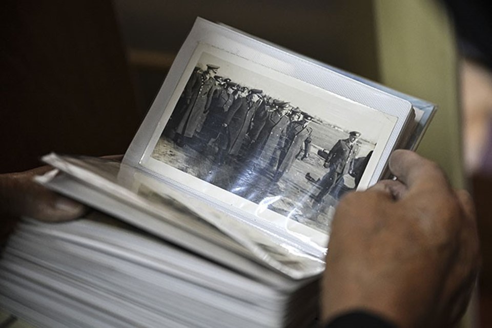 Atatürk'ün TBMM'de dua ettiği fotoğrafın da bulunduğu koleksiyonunu Türk Tarih Kurumu'na bağışladı - 3