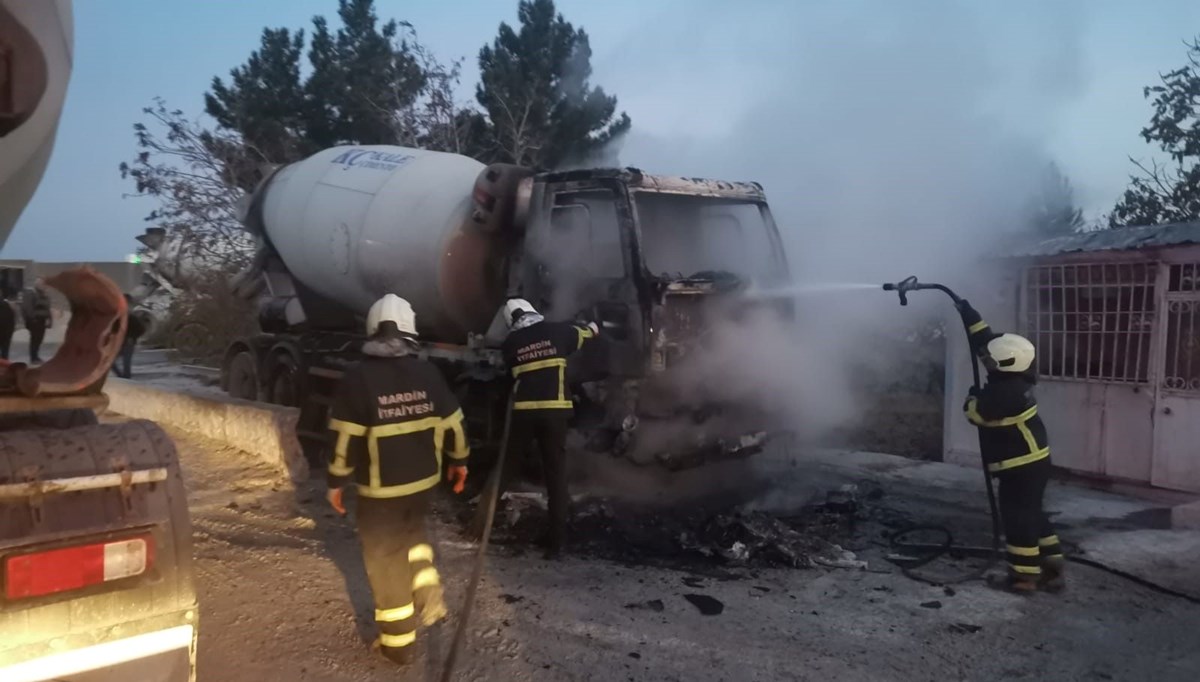 Seyir halindeki beton mikseri yandı