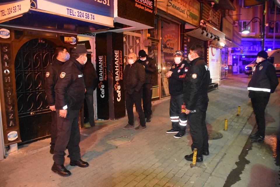 Rehin ihbarına giden polis, 20 kişiyi parti yaparken yakaladı - 1