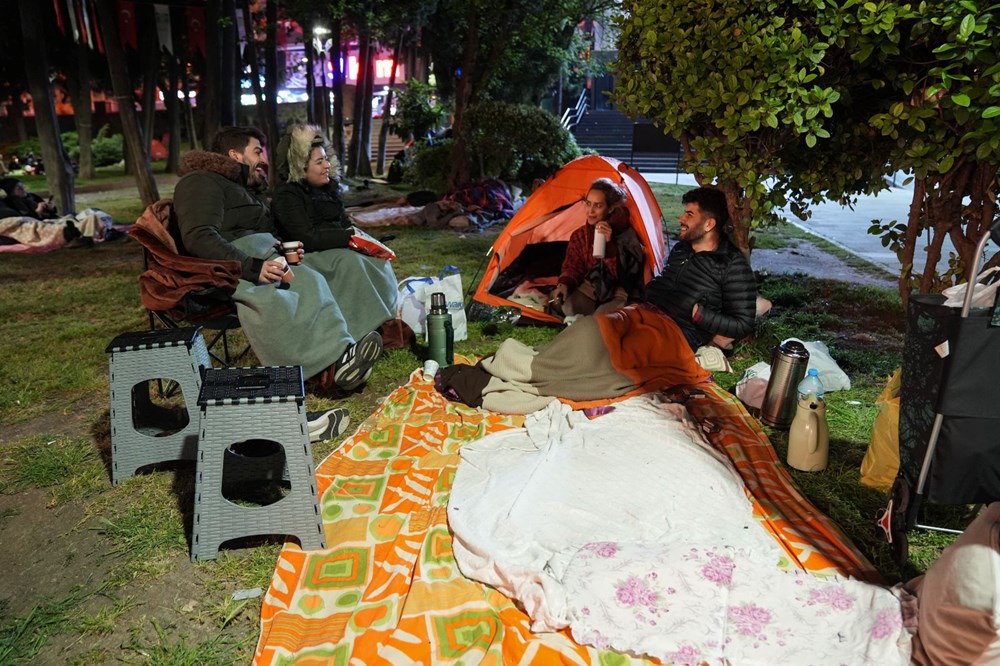 İstanbul'da kimi vatandaşlar geceyi dışarıda geçirdi 84 T3hpAvXrbkqiB ZA6ctDdQ