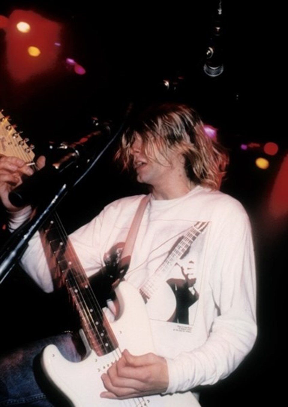 Kurt Cobain'in konserde parçaladığı gitarı açık artırmada satıldı - 1