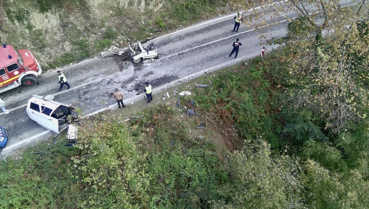 Sinop'ta feci kaza: Otomobil ikiye bölündü Sinop'ta feci kaza: Otomobil ikiye bölündü