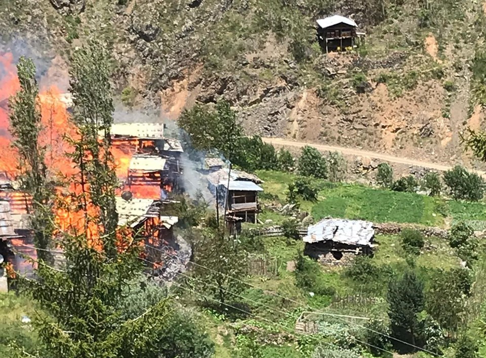 Artvin'deki yangın onlarca ahşap evi kül etti - 1
