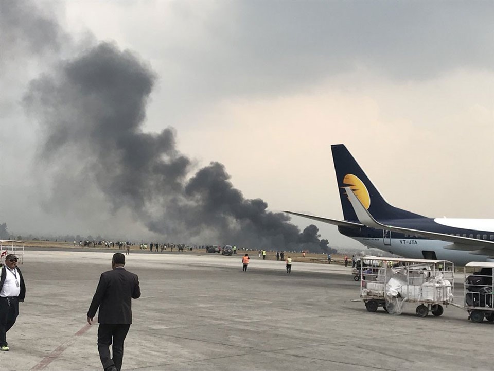 Nepal'de Bangladeş'e ait yolcu uçağı futbol sahasına düştü - 1