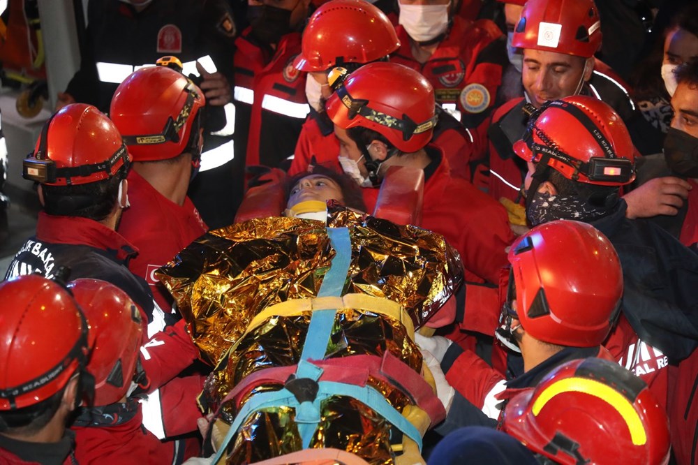 İzmir'de deprem sonrası enkaz altındakiler için zamana karşı yarış (65'inci saatte kurtarıldı) - 8