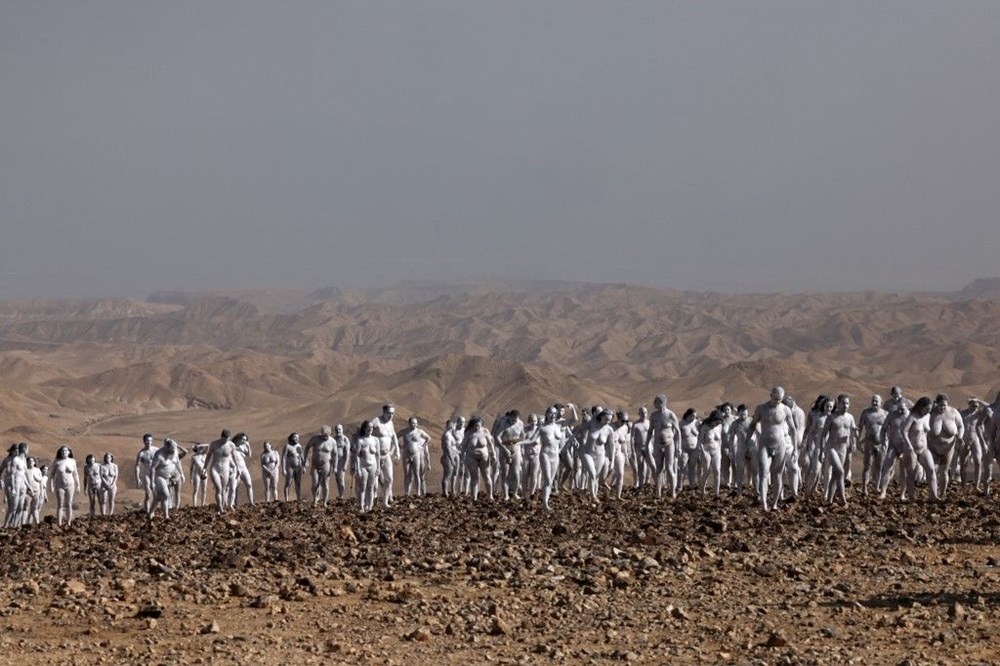 Lut Gölü'nün her yıl bir metre çekilmesine dikkat çekmek için yüzlerce kişi çıplak poz verdi - 6