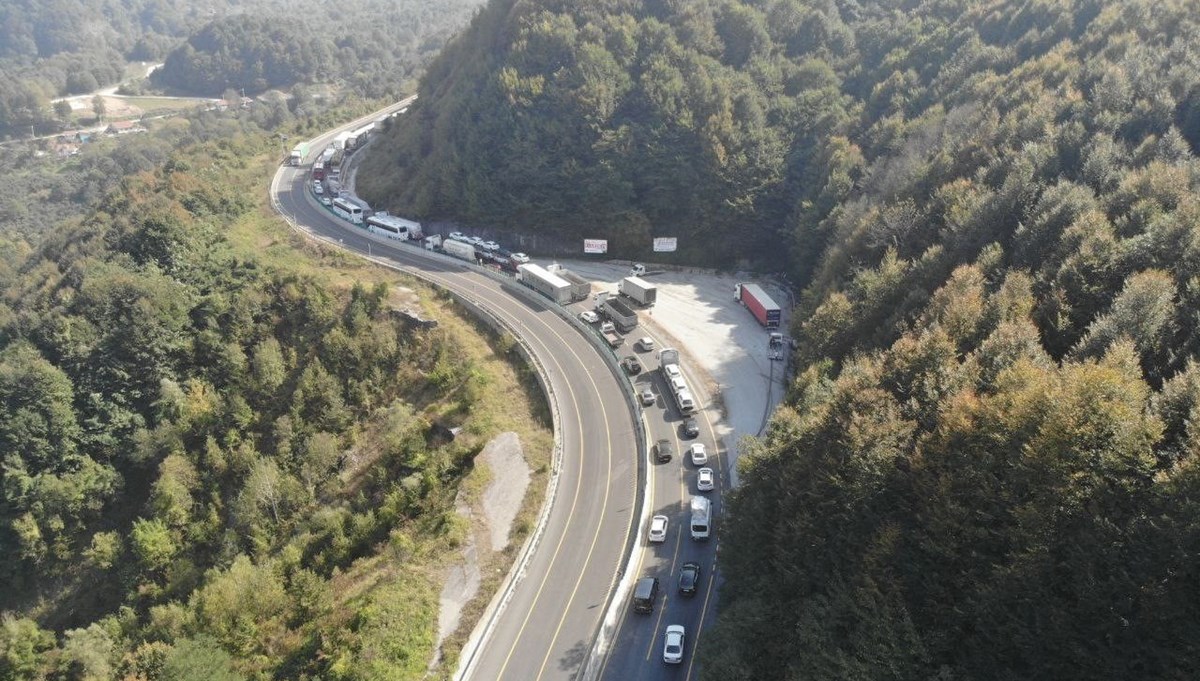 Bolu Dağı'nda trafik durma noktasına geldi Bolu Dağı'nda trafik durma noktasına geldi