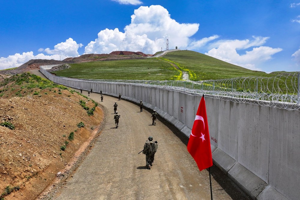 Sınırdaki güvenlik duvarının 173 kilometresi tamamlandı: 3
sıra jiletli tel çekildi - 8