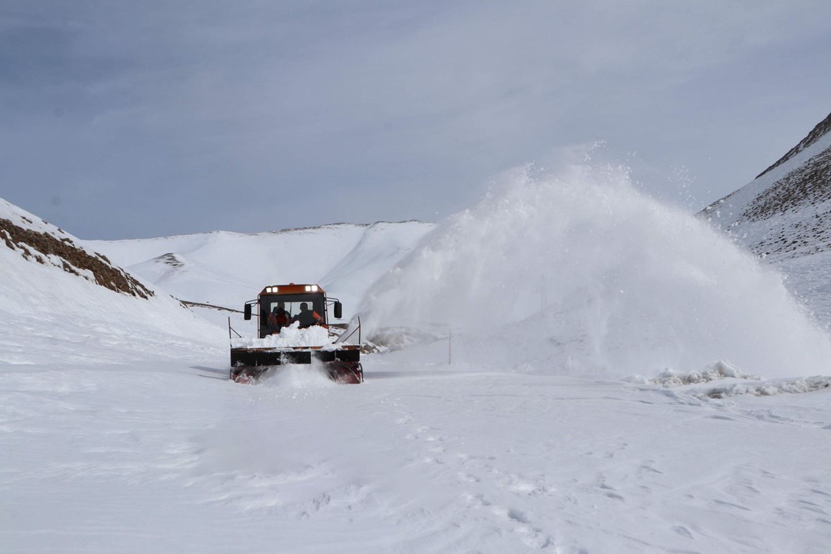 53 gündür kapalı tutulan yolda çalışma: Kar kalınlığı 3 metreyi buldu