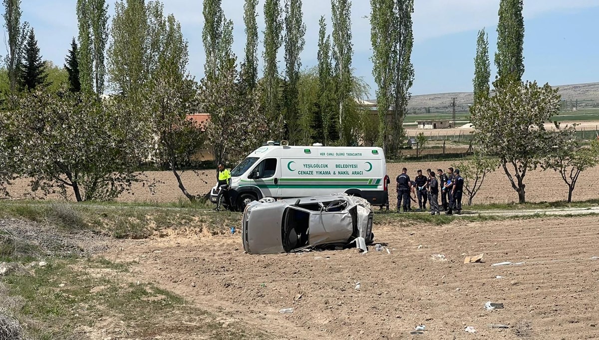 Otomobil şarampole devrildi: 2 ölü Otomobil şarampole devrildi: 2 ölü