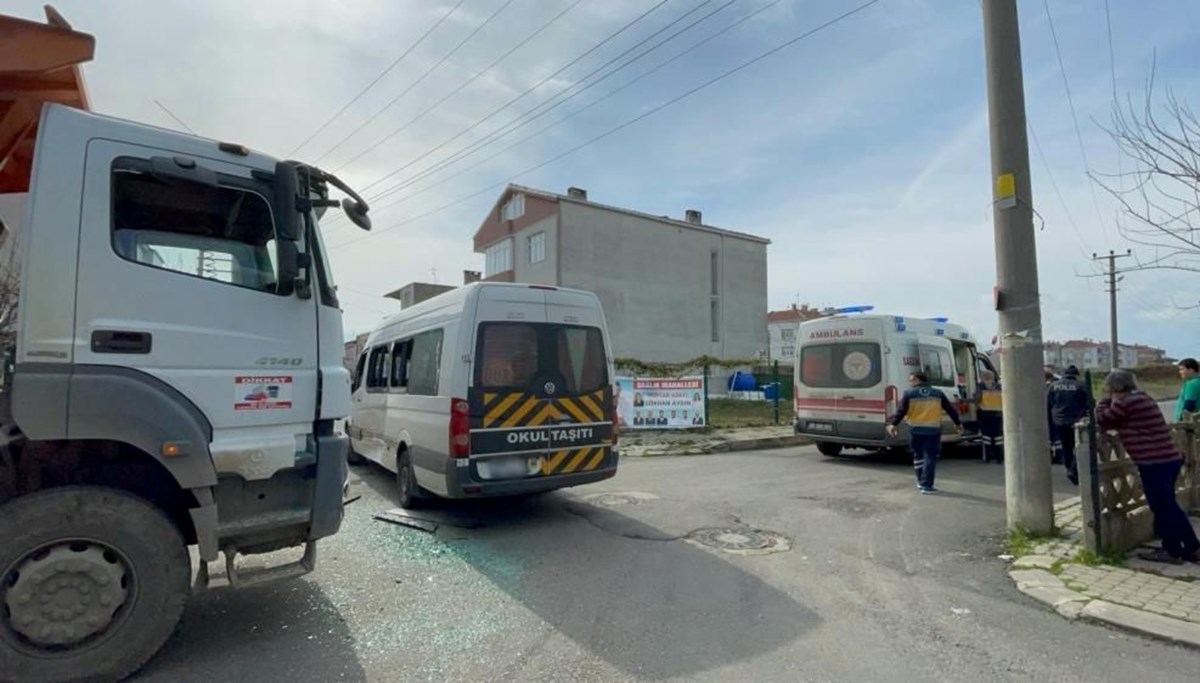 Tekirdağ'da öğrenci servisi ile kamyon çarpıştı