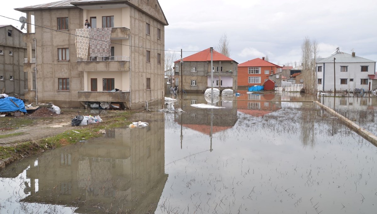 Hakkari'de sağanak: Bazı evleri su bastı