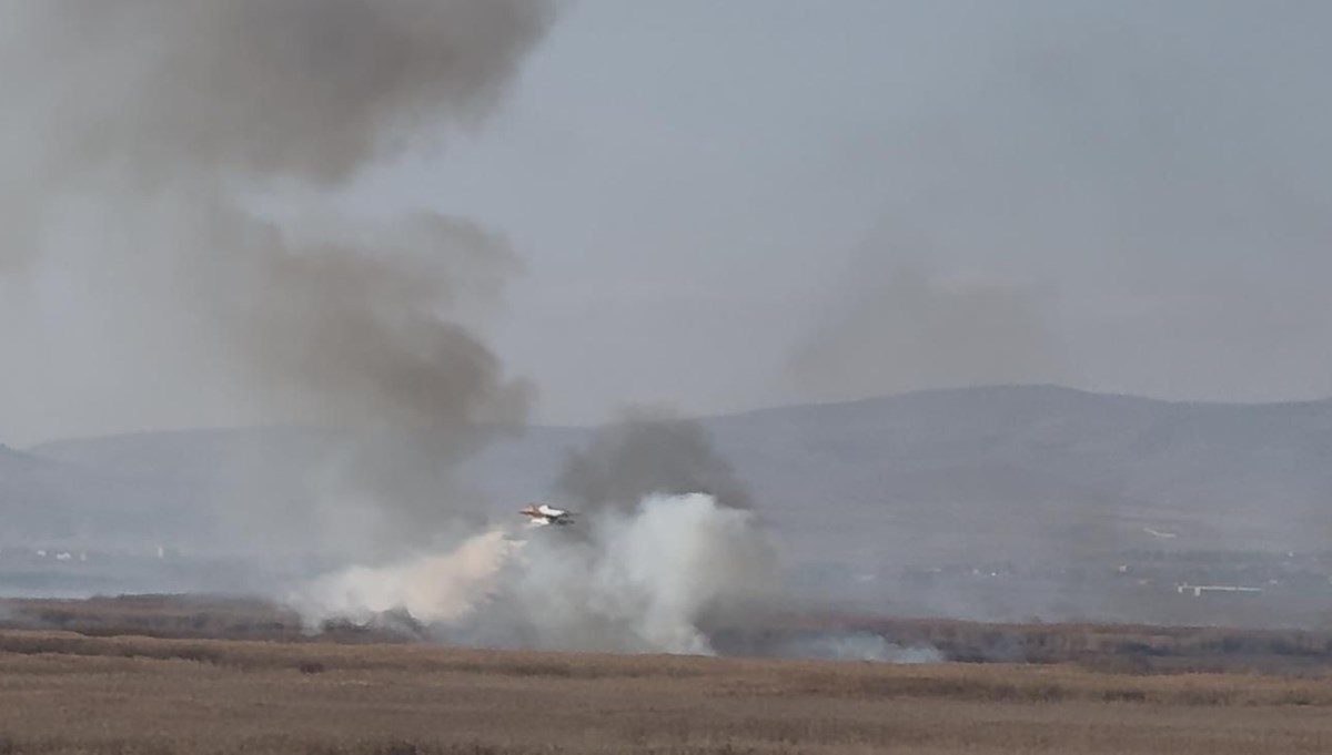 Eber Gölü'nde sazlık alanda çıkan yangın söndürüldü Eber Gölü'nde sazlık alanda çıkan yangın söndürüldü