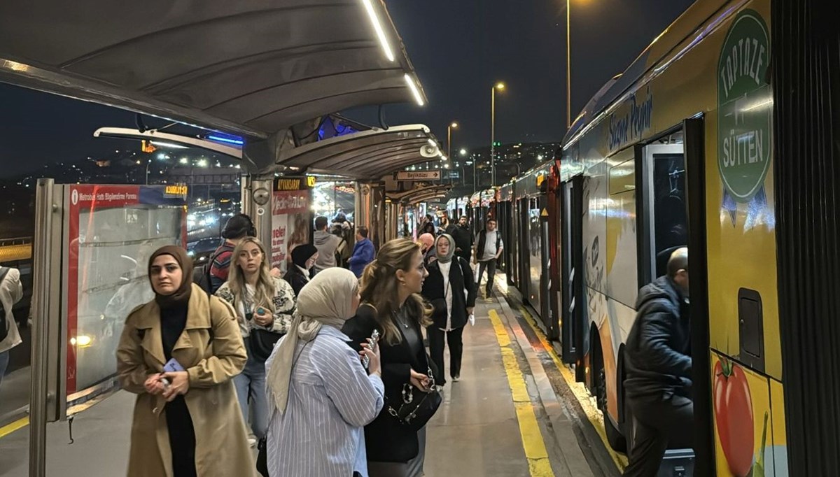 Metrobüste arıza: Yolcular tahliye edildi