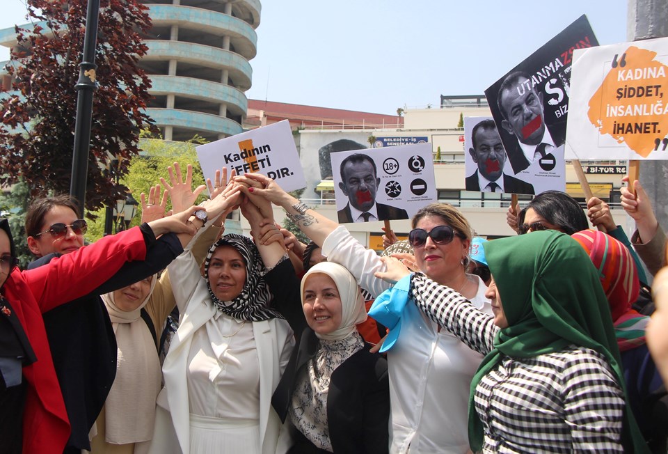 Onlarca kadın, belediye binası önünde Tanju Özcan'ı protesto etti