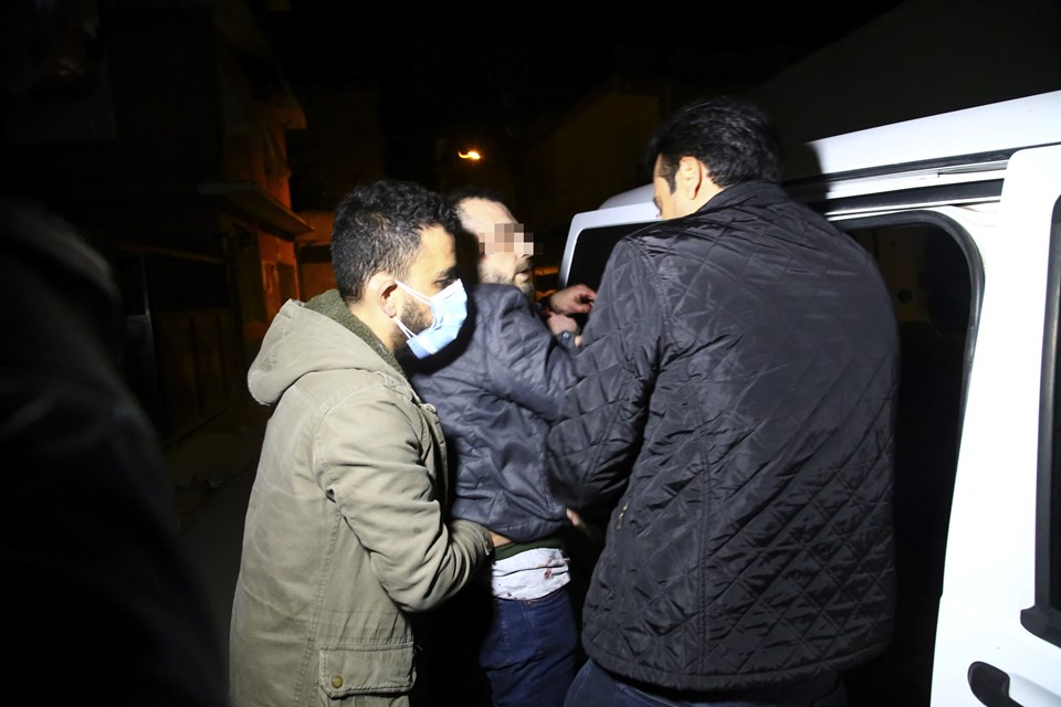 Adana'da anne ve babasını bıçakla rehin alan kişi gözaltına alındı - 1