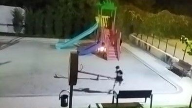 İki çocuk, oyun parkını ateşe verdi