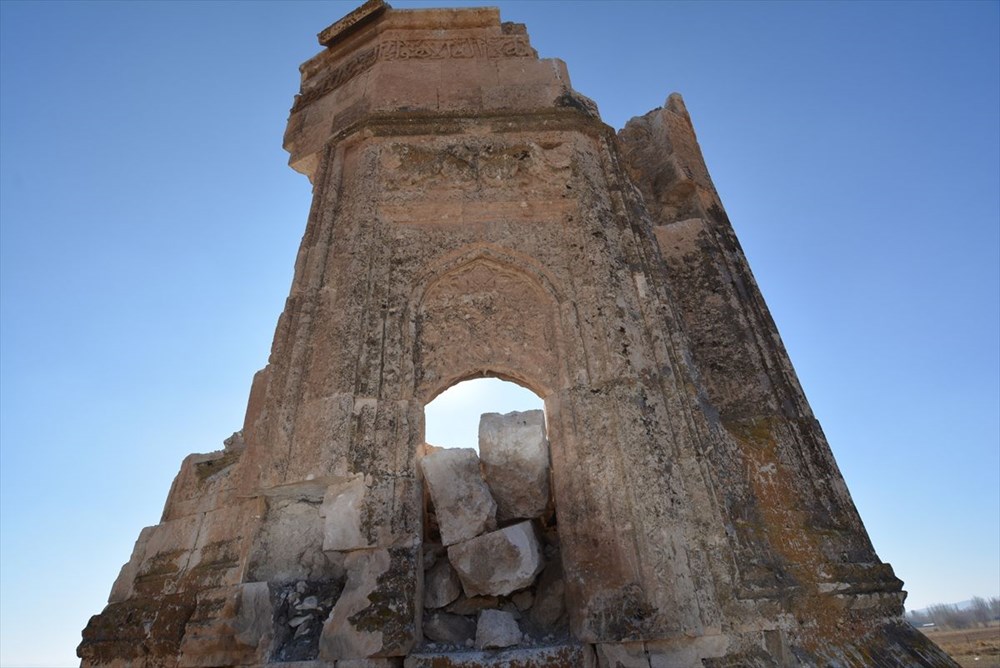 Depremde hasar gören 600 yıllık kümbet restore edilecek - 2