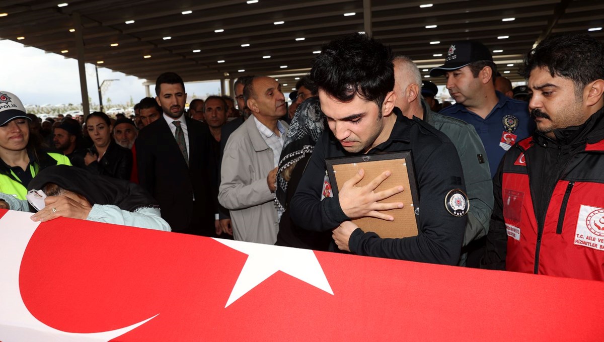 Şehit polis Şeyda Yılmaz son yolculuğuna uğurlandı Şehit polis Şeyda Yılmaz son yolculuğuna uğurlandı
