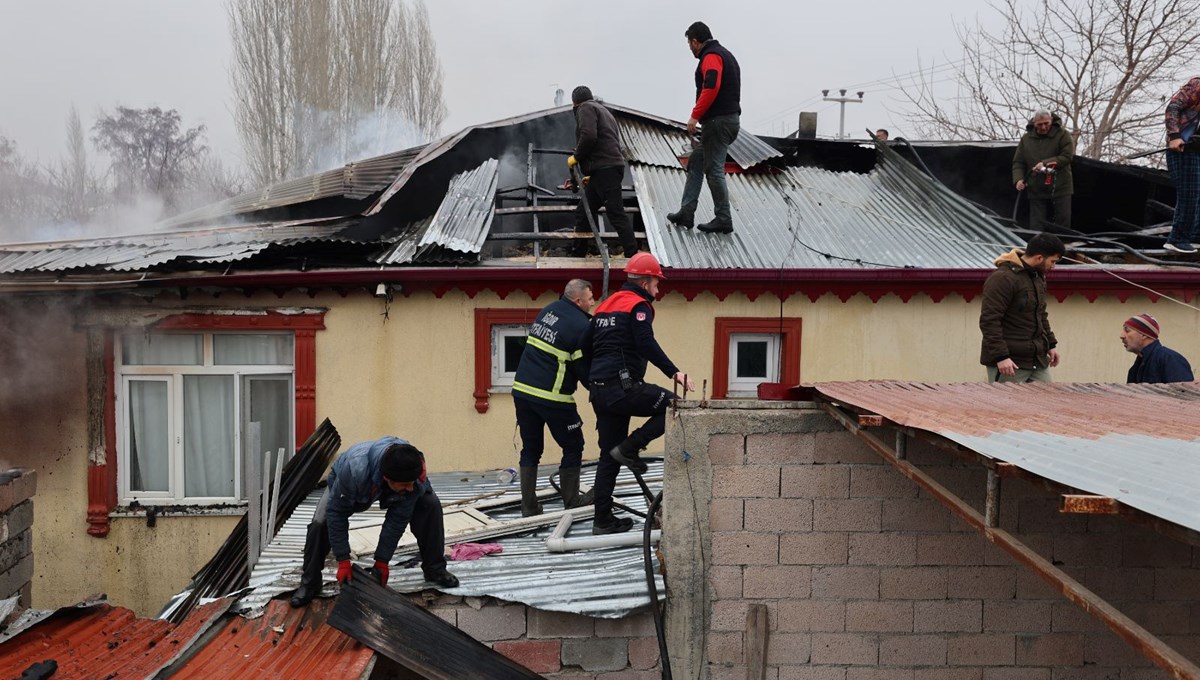 Iğdır'da bir ev ile iki ahır yanarak kullanılamaz hale geldi