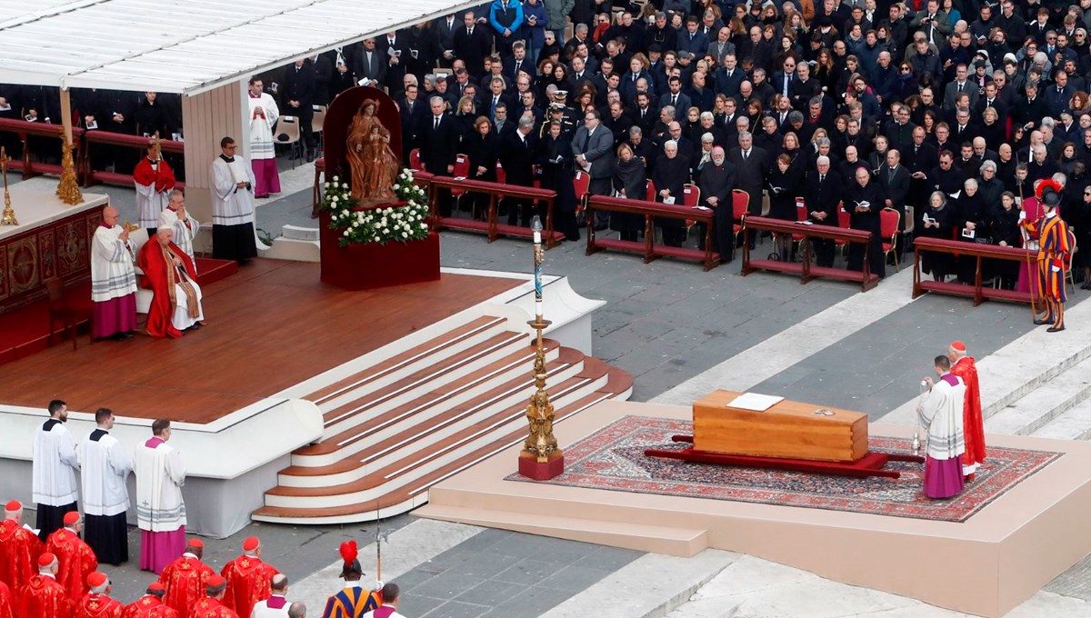 Papa 16. Benediktus son yolculuğuna uğurlandı Papa 16. Benediktus son yolculuğuna uğurlandı