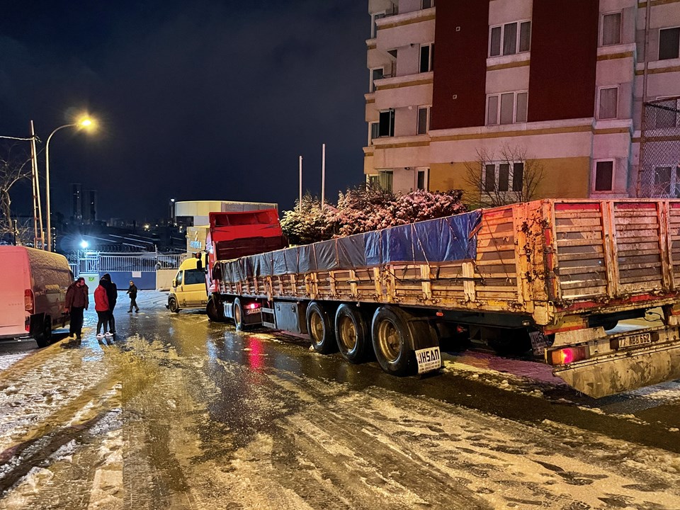 İstanbul'da yollar buz pistine döndü, kazalar beraberinde geldi - 2