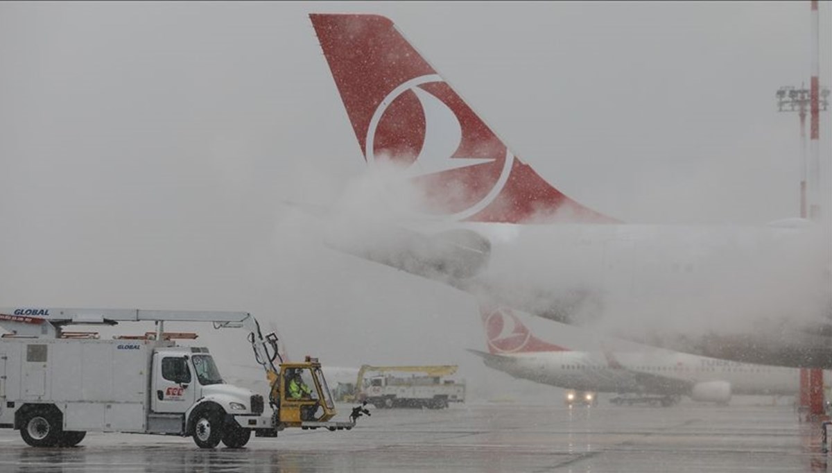 Sabiha Gökçen'de uçuşlara kar engeli Sabiha Gökçen'de uçuşlara kar engeli