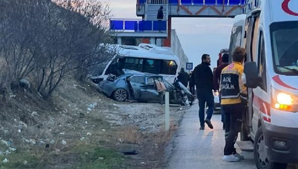 Otomobil, yolcu midibüsü ile çekiciye çarptı: Çok sayıda yaralı var