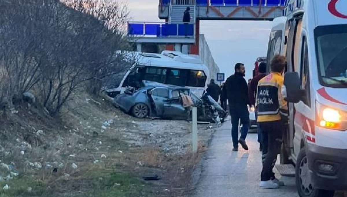 Otomobil, yolcu midibüsü ile çekiciye çarptı: Çok sayıda yaralı var Otomobil, yolcu midibüsü ile çekiciye çarptı: Çok sayıda yaralı var
