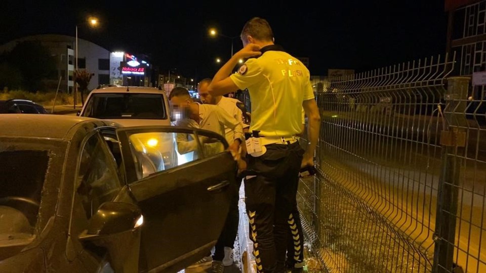 Seyir halindeki aracını durdurup bir anda sızdı - 1