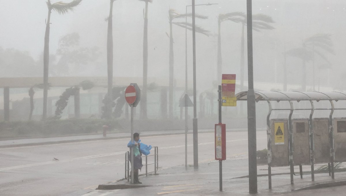 Tayvan'ı süper tayfun vurdu: 14 kişi hayatını kaybetti