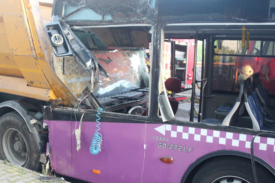 Sancaktepe'de halk otobüsü hafriyat TIR'ına çarptı - 1