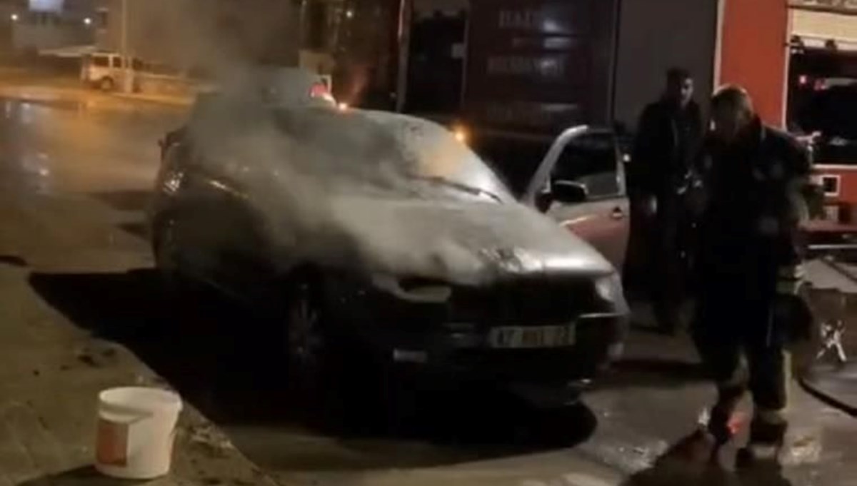 Elazığ’da park halindeki otomobil yandı Elazığ’da park halindeki otomobil yandı