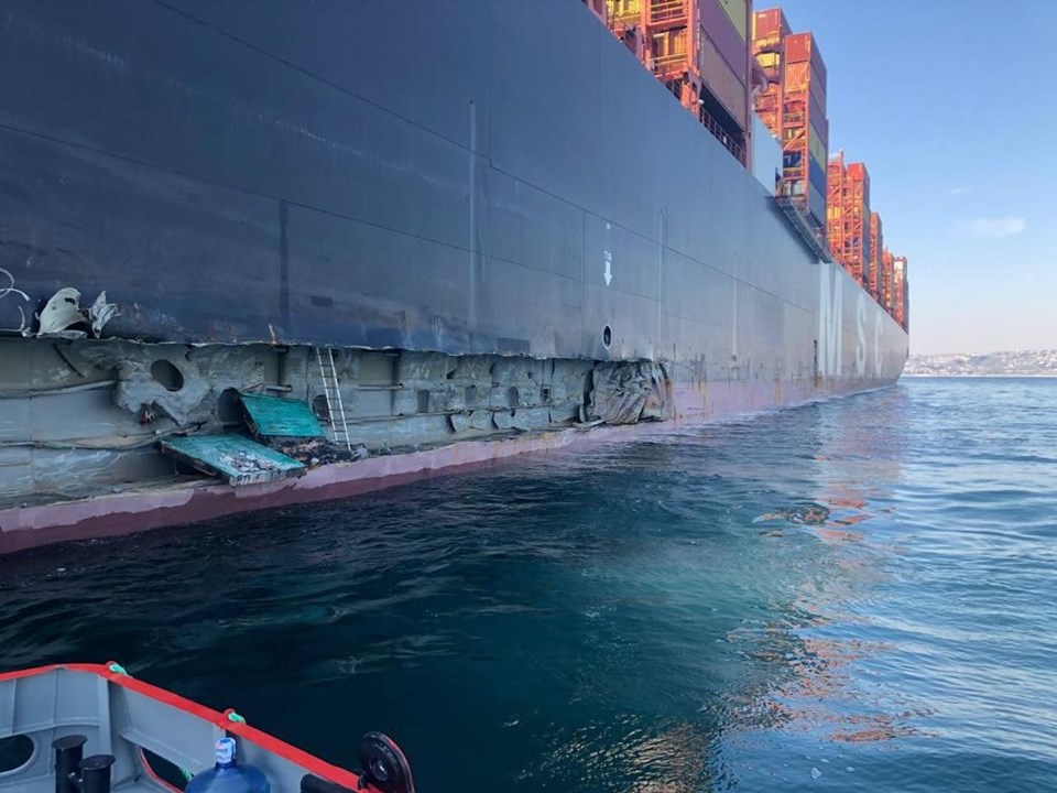 Ambarlı Limanı'nda iskeleye konteyner gemisi çarptı - 1