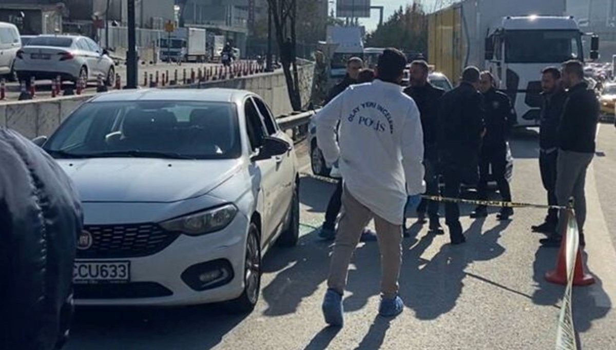 6 milyon liralık gasp! Döviz bürosu çalışanının aracına çarpıp paraları çaldılar 6 milyon liralık gasp! Döviz bürosu çalışanının aracına çarpıp paraları çaldılar